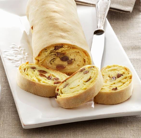 Selbst gebackener Ricottastrudel angeschnitten auf einem Kuchenteller