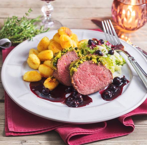 Rinderfilet mit Wirsing, Gnocchi und Cassissoße