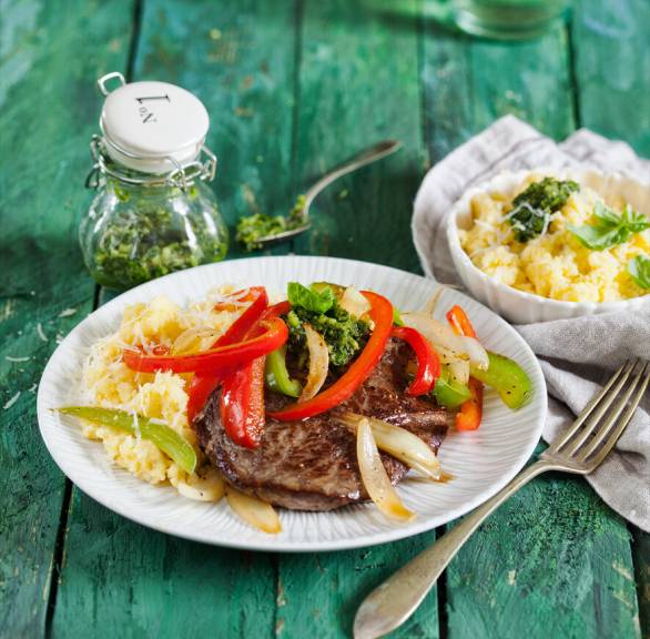 Rindersteaks mit Paprika, Polenta & Basilikumpesto