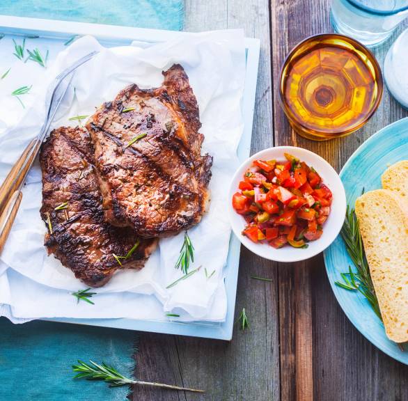Rindersteaks vom Grill in Kräuter-Oliven-Marinade mit Tomatensalsa