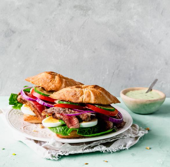 Rindfleisch-Panini  mit Kräuterremoulade