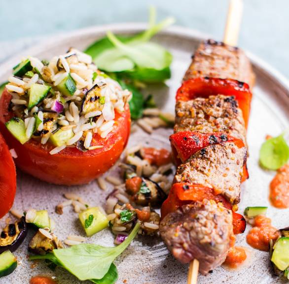 Rindfleischspieß mit gefüllter Tomate