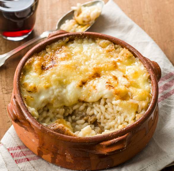 Risotto-Brot-Auflauf in einer Auflaufform mit dicker Käsekruste