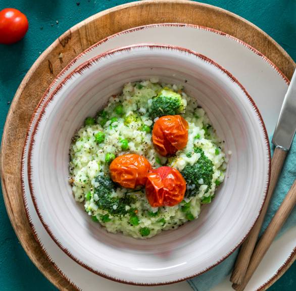 Risotto mit Brokkoli, Erbsen und Tomaten