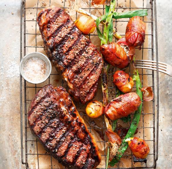 Roastbeef und herzhaft gefüllte Speckkartoffeln vom Grill
