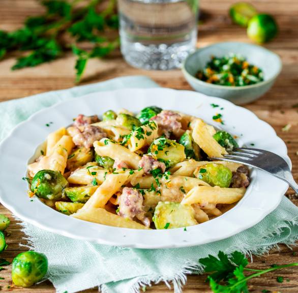 Rosenkohl-Salsiccia-Penne mit Orangen-Gremolata