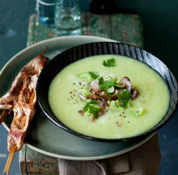 Rosenkohl-Sellerie-Cremesuppe mit Lammspießen