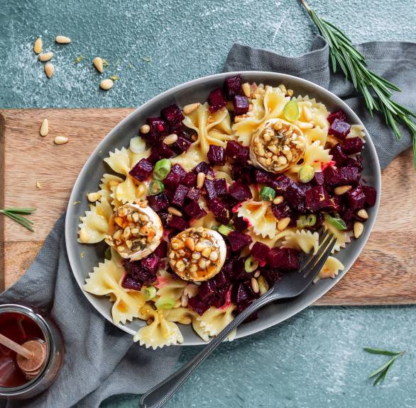 Rote-Bete-Farfalle mit gebackenem Ziegenkäse