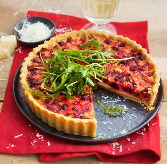 Rote-Bete-Käse-Quiche mit Parmesanboden und mariniertem Rucola