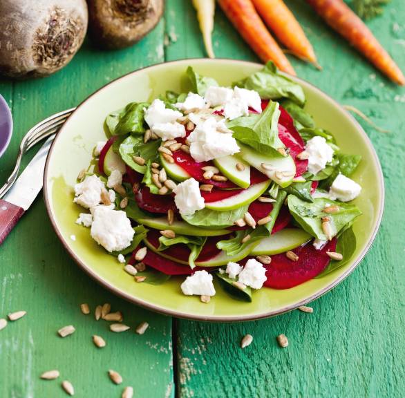 Rote-Bete-Salat mit Apfel auf einem Teller getoppt mit Schafskäsestücken