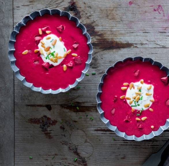 Rote Bete-Suppe mit Kartoffeln in zwei Suppentellern getoppt von eiem Klckes Kräuterschmand