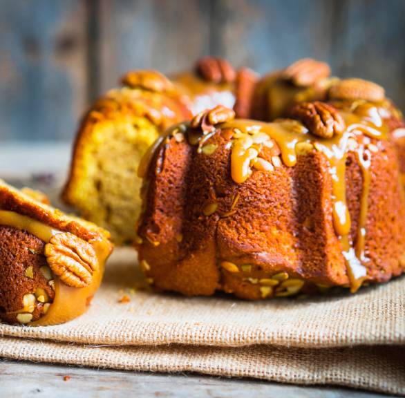 Selbstgebackener Pekannuss-Gugelhupf mit Safran getoppt von Karamellsoße und Nüssen