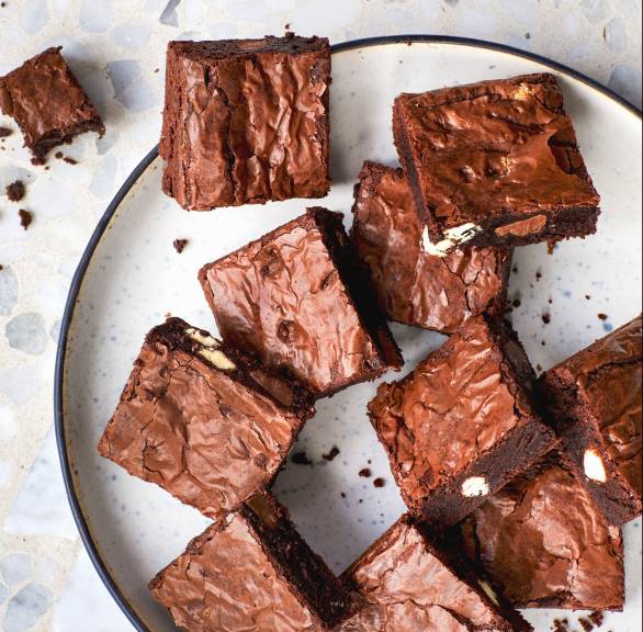 Saftiger Schokoblechkuchen mit weißer Schokolade