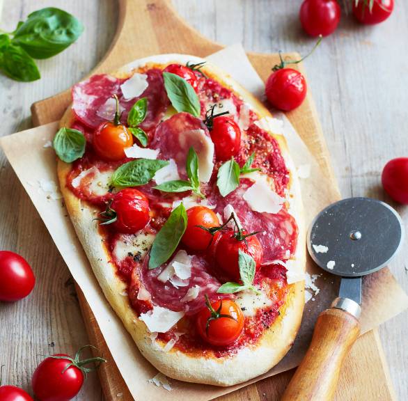 Salamipizza mit Kirschtomaten