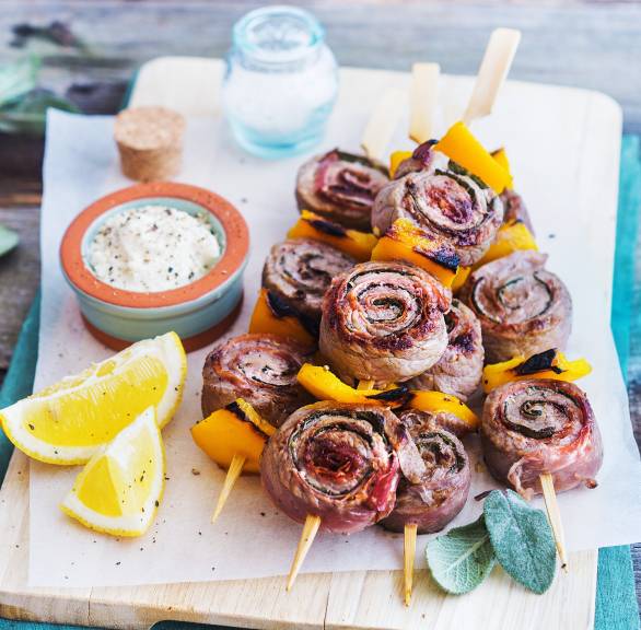 Saltimbocca-Paprikaspieße mit Parmesandip