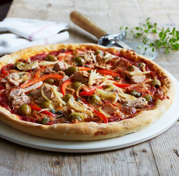 Scharfe Thunfischpizza mit Paprika, Oliven und Kapern