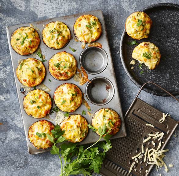Glutenfreie Käse-Schinken-Muffins in einer Muffinform auf einem Tisch von oben