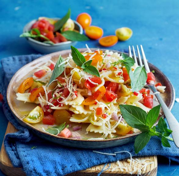 Schnelle Sommerpasta mit kalter Tomatensoße