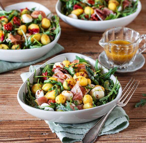 Schneller Salat mit gebratenen Gnocchi