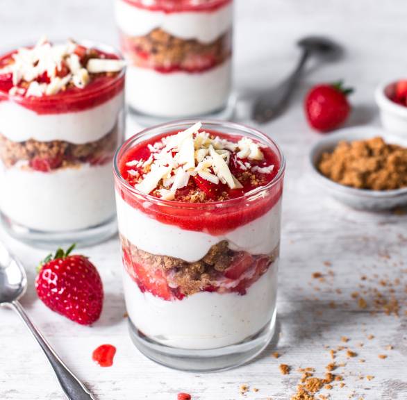 Schnelles Erdbeer-Schichtdessert mit Haferkeksen