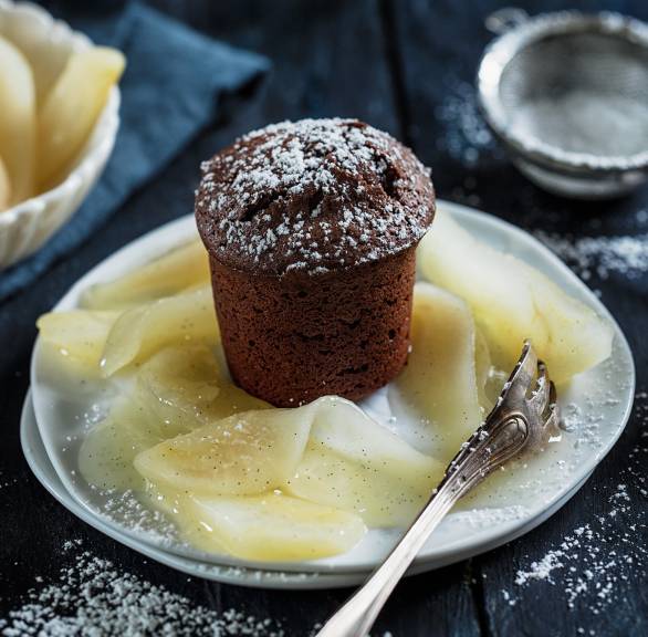 Schoko-Soufflé mit Vanille-Birnenkompott