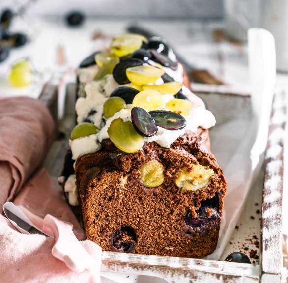 Schokoladenkuchen mit Ricotta und Weintrauben