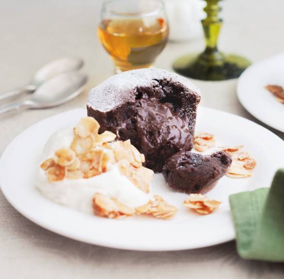 Schokoladenküchlein mit flüssigem Kern, Amarettosahne und Karamellmandeln