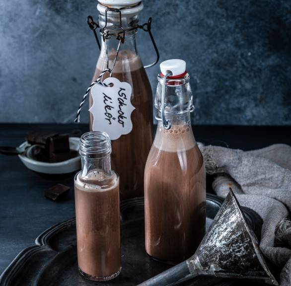 Selbst gemachter Schokoladenlikör abgefüllt in Henkelflaschen auf einem Tisch