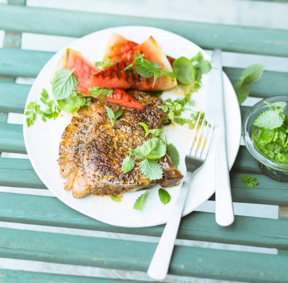 Schweinekotelett mit Wassermelone vom Grill