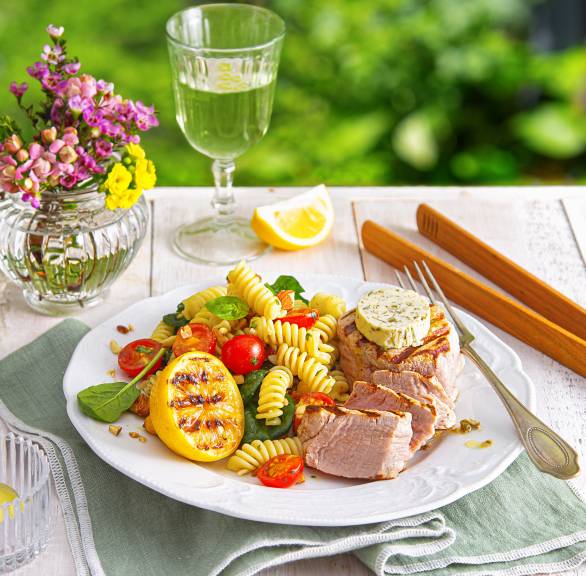 Schweinemedaillons mit Kapernbutter und Gemüse-Fusilli-Salat