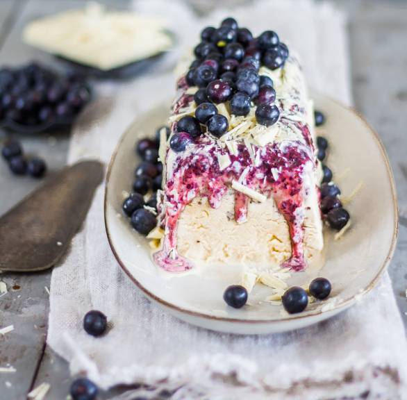 Semifreddo aus weißer Schokolade mit Blaubeeren