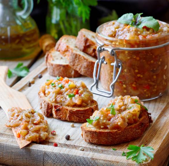 Auberginen-Aufstrich mit Tomaten und Kräutern