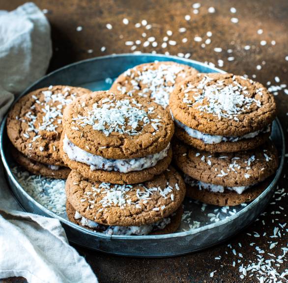 Kokos-Stracciatella-Eissandwiches
