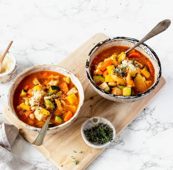 Sommer-Minestrone mit Räuchertofu