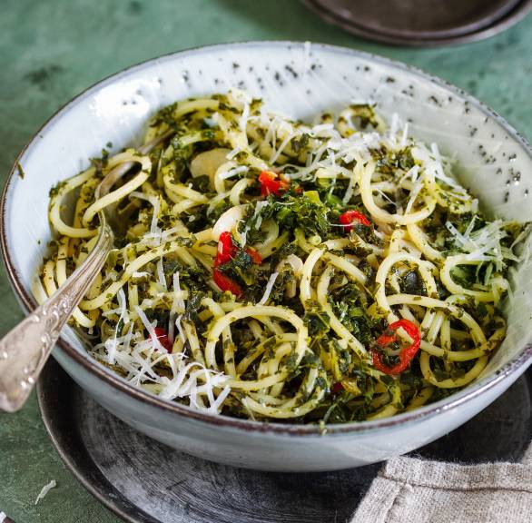 Spaghetti Aglio Olio mit Grünkohl auf einem tiefen Teller angerichtet