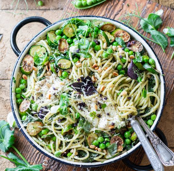 Spaghetti mit Erbsen und gerösteten Zucchini