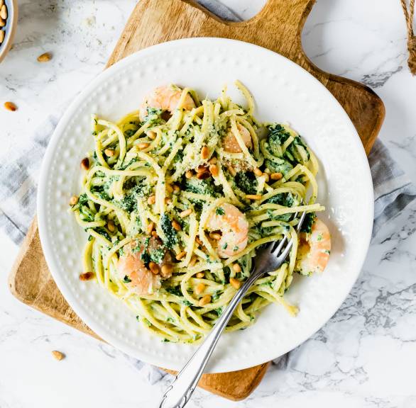 Spaghetti mit Garnelen und Spinat-Ricotta-Soße angerichtet auf einem Pastateller