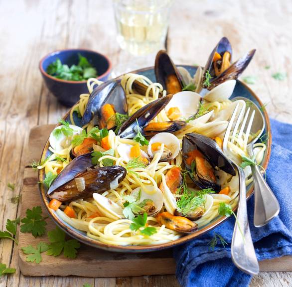 Spaghetti mit Muscheln in Gemüse-Weißweinsud