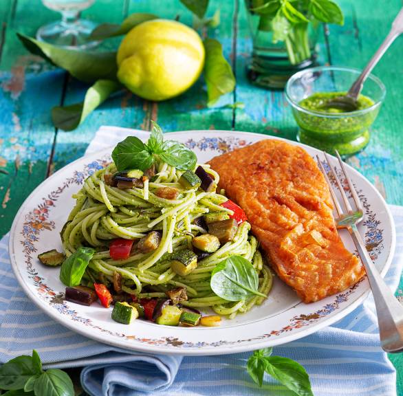 Spaghetti mit Pesto, Sommergemüse und gebratenem Lachs
