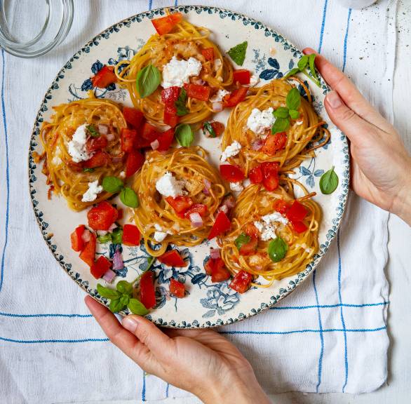 Spaghetti-Nester mit Taleggio und marinierten Tomaten