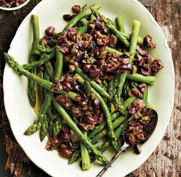 Spargelsalat mit schwarzen Oliven, Sardellen und Kapern auf einer Platte