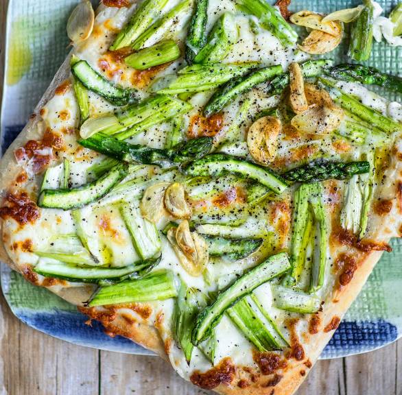 Quadratische Spargelfocaccia mit grünem Spargel auf einem Teller