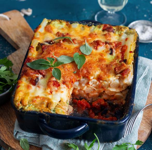 Spargellasagne mit Aubergine und Pancetta angeschnitten in einer Auflaufform