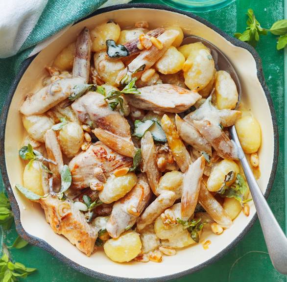 Spargelpfanne mit Hähnchen und Gnocchi in einer Pfanne auf einem Tisch