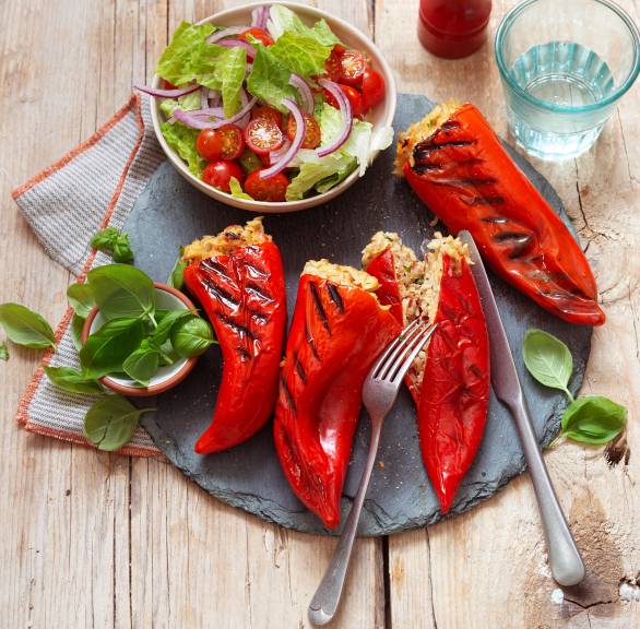 Gegrillte Spitzpaprika mit Hack-Nudel-Füllung auf einem Teller