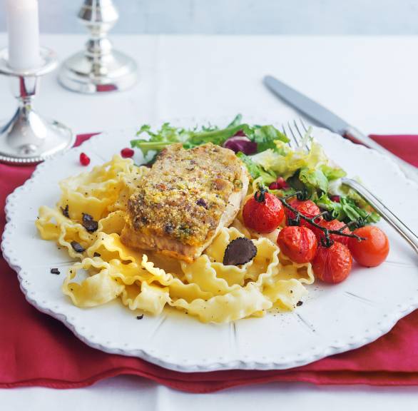 Steinbeißerfilet mit Maronenhaube, Trüffel-Mafaldine und karamellisierten Kirschtomaten