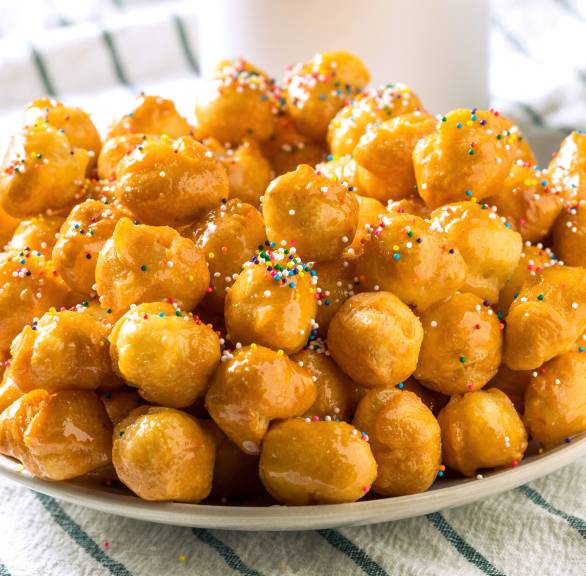 Struffoli-Bällchen auf einem Teller