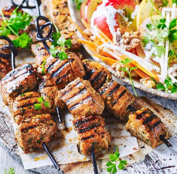 Süß-pikante Schweinefleischspieße mit Apfelsalat