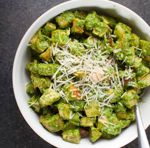 Gebackene Süßkartoffelwürfel mit Grünkohlpesto gestoppt mit Parmesan in einer Schale