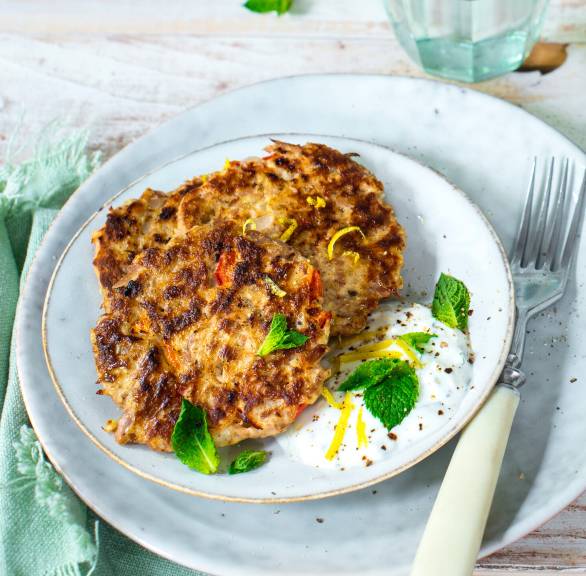 Low Carb Thunfischpfannkuchen auf einem Teller, daneben Minzdip in einer Schüssel